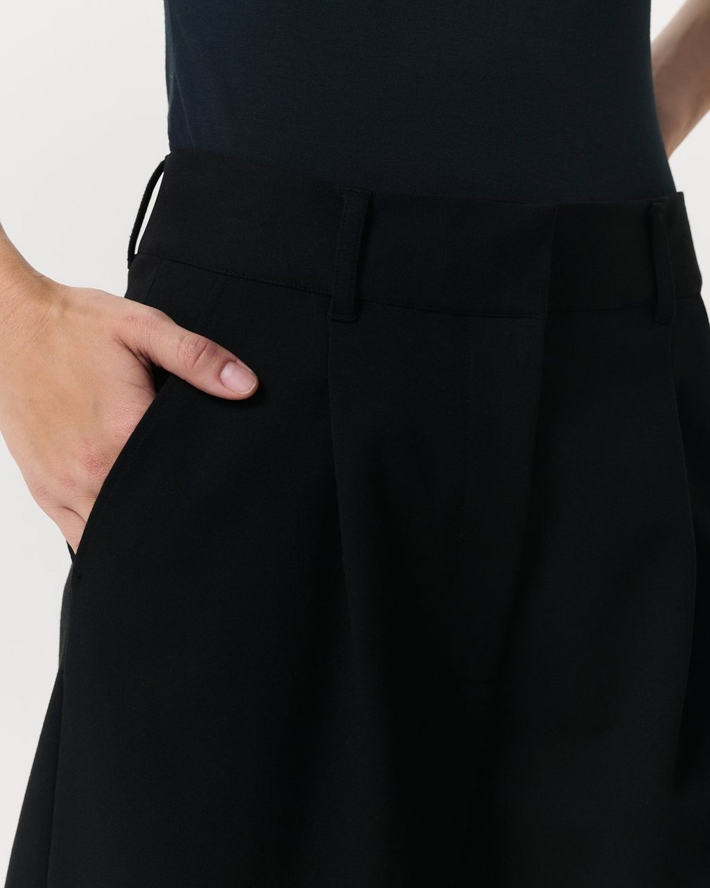 Irina Wide-Leg Shorts - Black - Image 4